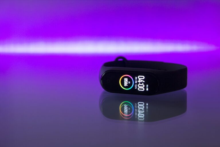 Close budget fitness band smartphone app