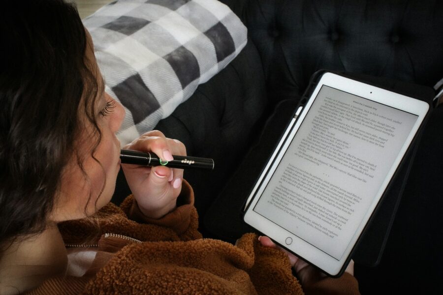 E-ink tablet stylus writing desk