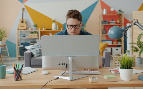 Eco-friendly desk tech that helps cut energy use at home