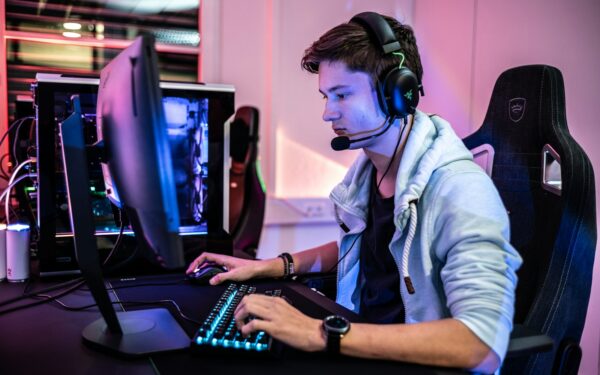 How to choose a gaming headset that actually fits your setup