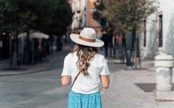 How to choose hats and sunglasses that flatter your face this summer