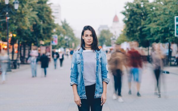 How to choose versatile light layers for in‑between seasons