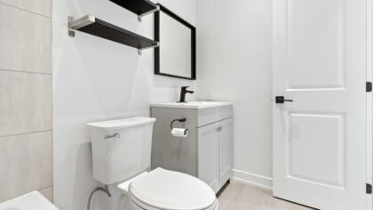 Low-cost ideas to organize a tiny bathroom without a remodel