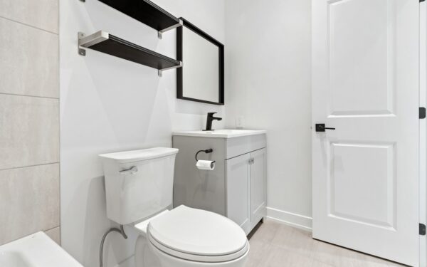 Low-cost ideas to organize a tiny bathroom without a remodel