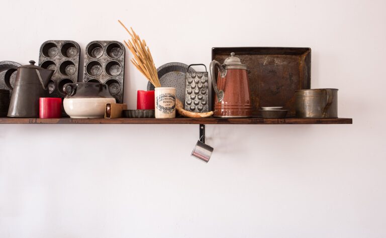 Compact student kitchen cookware shelf