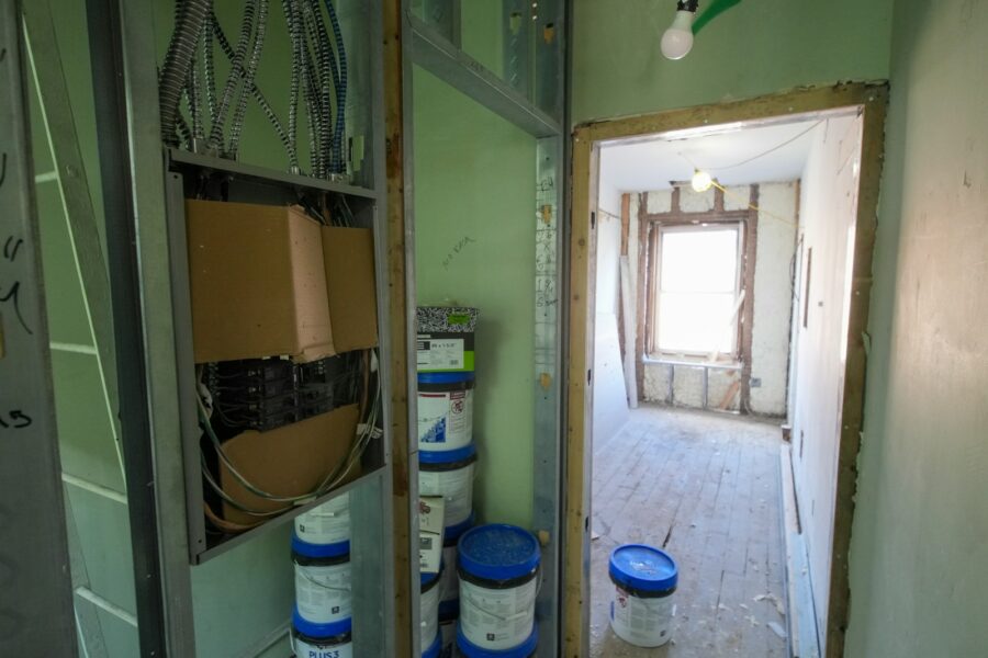 Smart bathroom storage not require drilling into walls