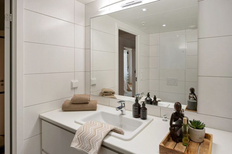 Budget bathroom shelf