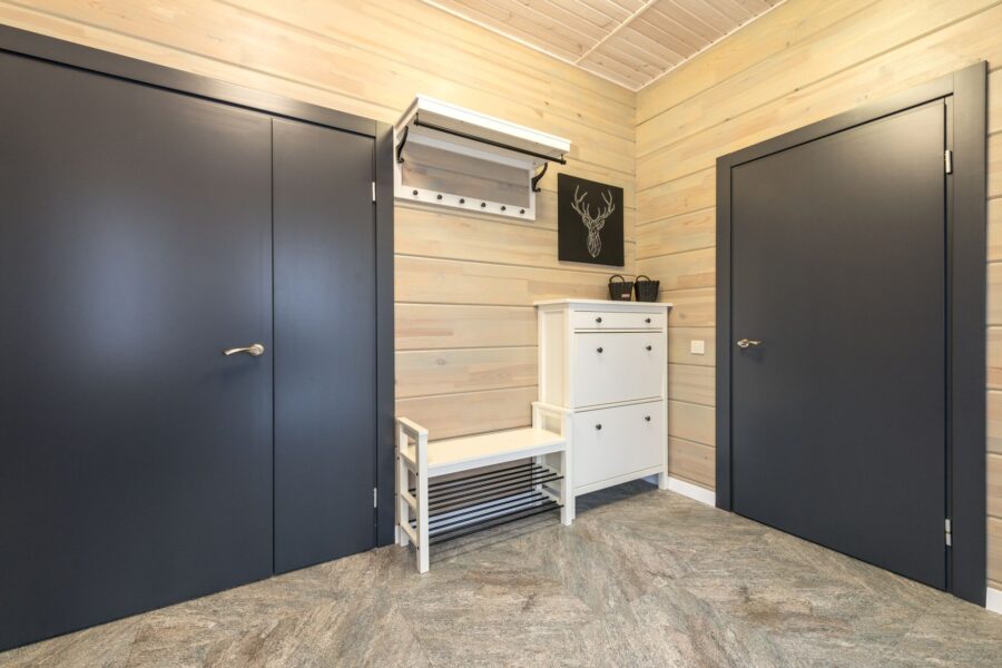 Entryway bench shoe