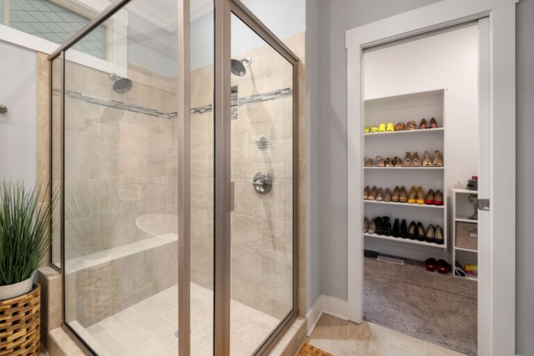Corner bathroom storage