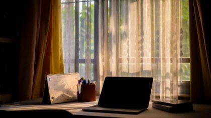 Desk organization basics that keep your work surface clear and your day on track