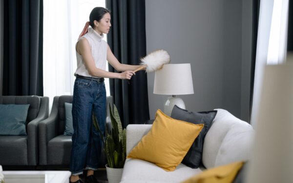 Dusting that fits real life: smart picks to keep surfaces cleaner with less effort