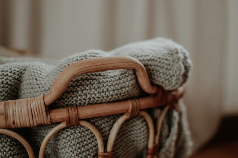 Folded throw blankets basket knitted throw blanket bed