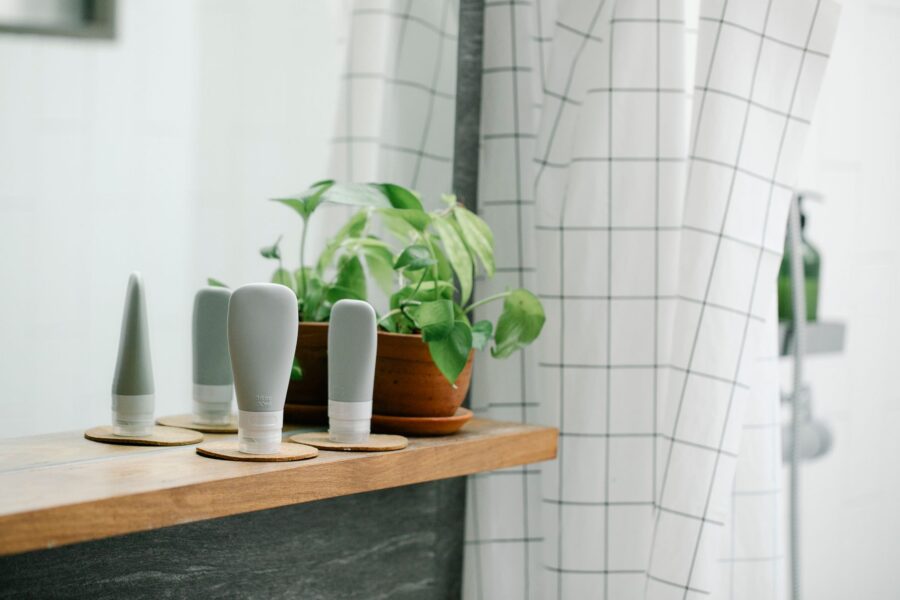 Minimal bathroom shelf