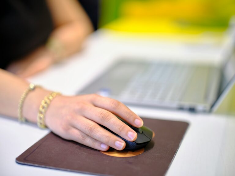 Ergonomic wireless mouse