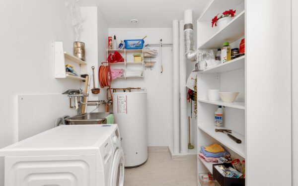 Laundry shelf ideas that give detergents, baskets and gadgets a proper home