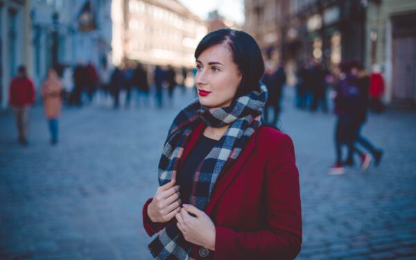 Simple scarf styling ideas that make cold-weather clothes look more intentional