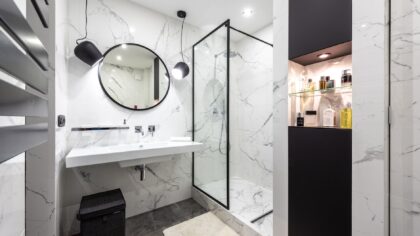 Smart bathroom gadgets that tidy your routine without remodeling your home
