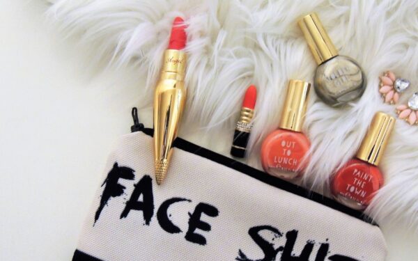 Smart travel beauty kit: how to pack light without sacrificing comfort