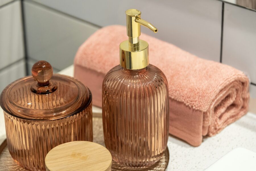 Minimal bathroom shelf