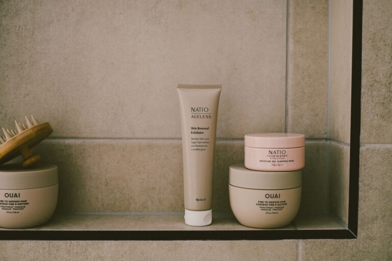 Minimal bathroom shelf
