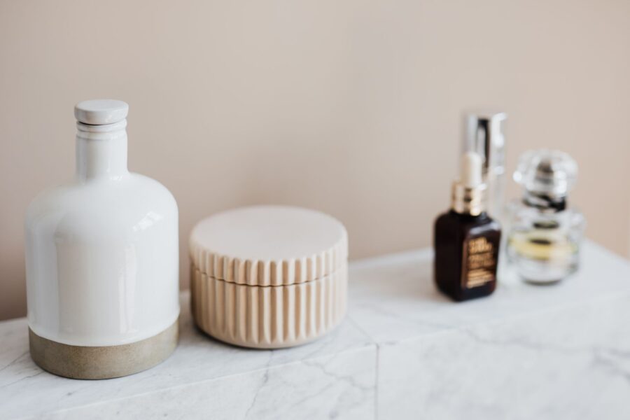 Minimal bathroom shelf