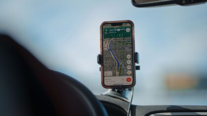 Magnetic phone mounts: small accessories that make driving with your smartphone safer and calmer