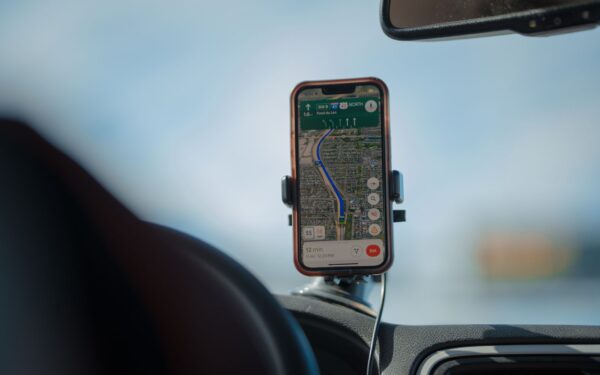 Magnetic phone mounts: small accessories that make driving with your smartphone safer and calmer