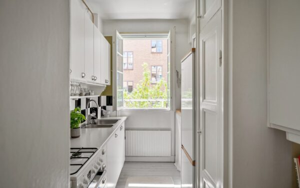 Small apartment entryway essentials that keep daily coming and going under control