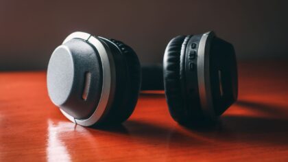 Quiet productivity: how modern noise cancelling headphones help at home and on the go