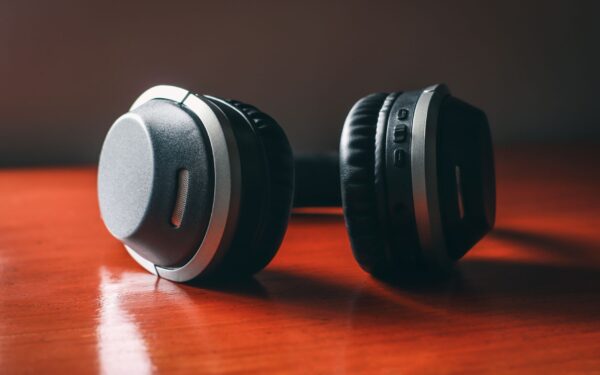 Quiet productivity: how modern noise cancelling headphones help at home and on the go