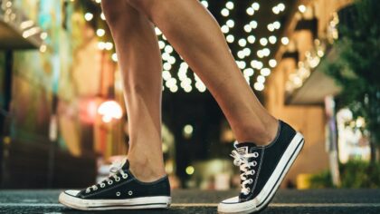 Simple sneaker styling ideas that work for relaxed days and casual nights