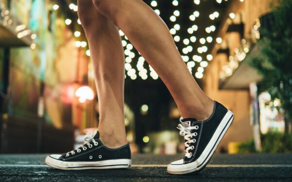Simple sneaker styling ideas that work for relaxed days and casual nights