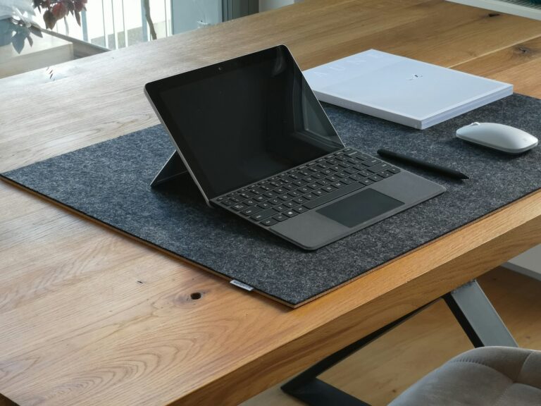 Slim laptop sleeve